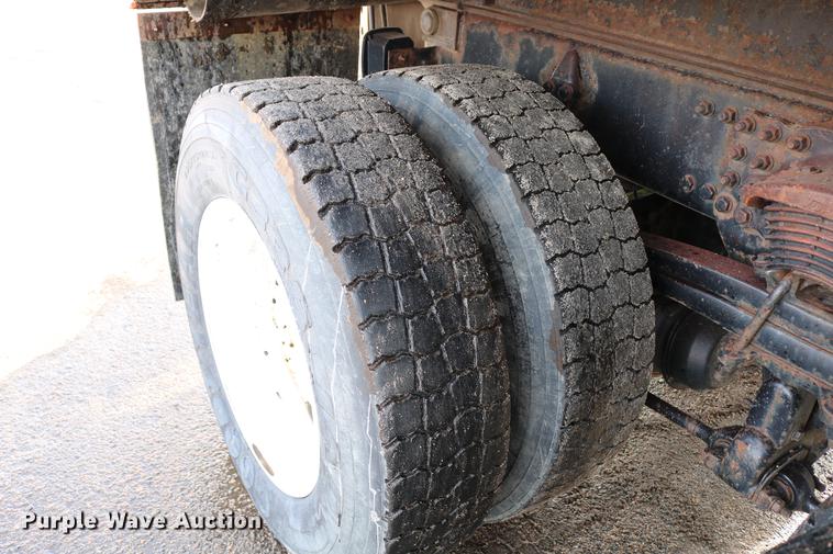 image for item DD8676 2001 Sterling L7501 dump truck