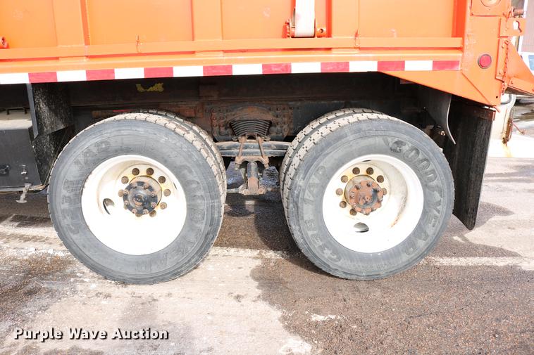 image for item DD8676 2001 Sterling L7501 dump truck