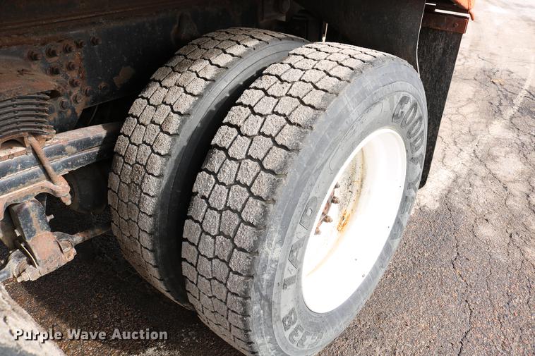 image for item DD8676 2001 Sterling L7501 dump truck