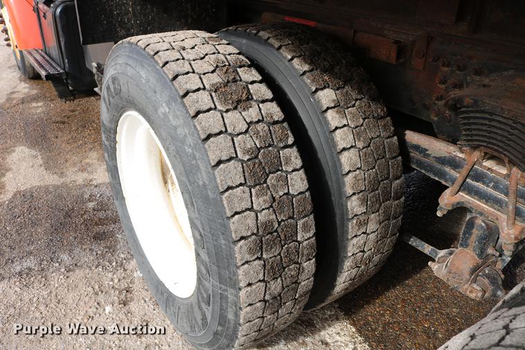 image for item DD8676 2001 Sterling L7501 dump truck