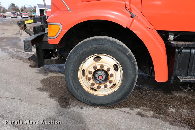 image for item DD8676 2001 Sterling L7501 dump truck