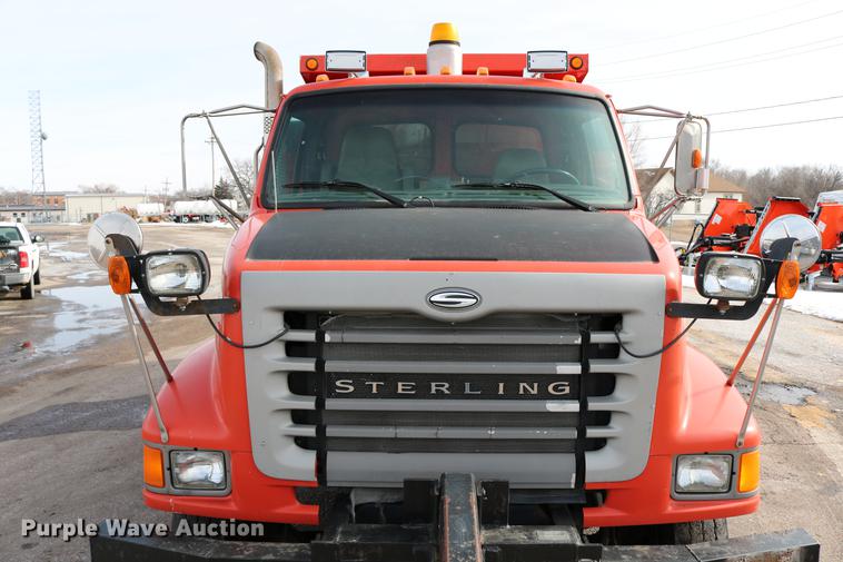 image for item DD8676 2001 Sterling L7501 dump truck