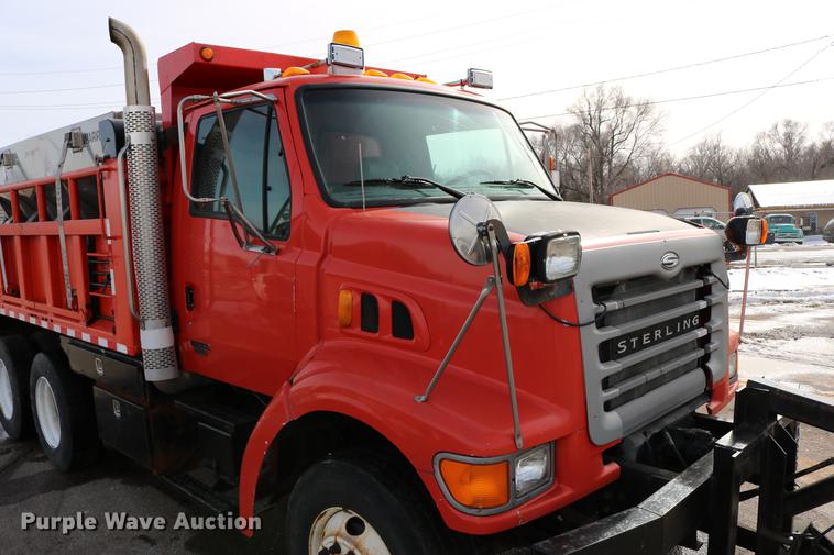 image for item DD8676 2001 Sterling L7501 dump truck
