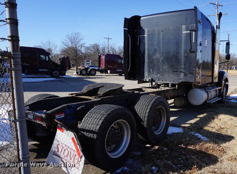 image for item DB0351 2006 Freightliner Columbia semi truck