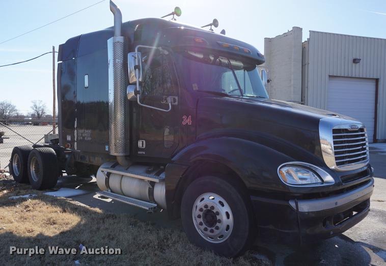 image for item DB0351 2006 Freightliner Columbia semi truck