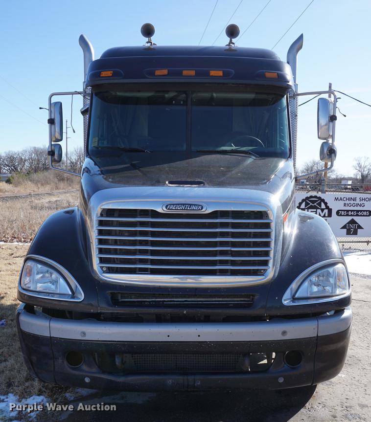 image for item DB0351 2006 Freightliner Columbia semi truck