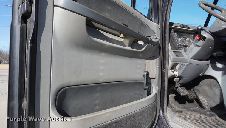 image for item DB0351 2006 Freightliner Columbia semi truck