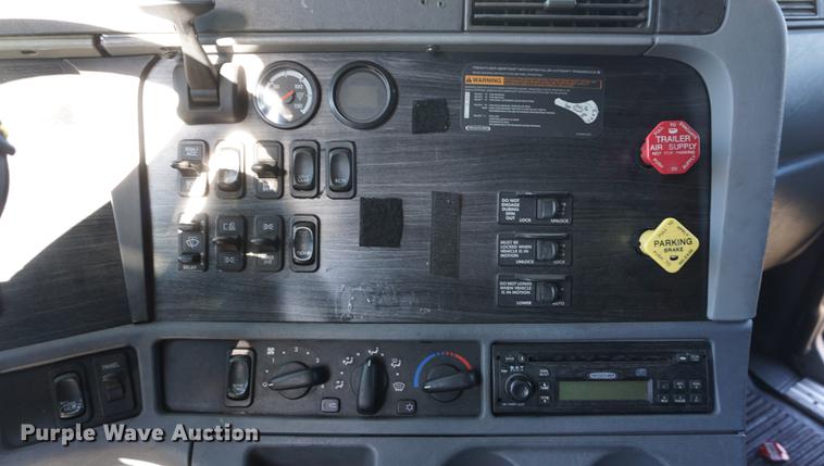 image for item DB0351 2006 Freightliner Columbia semi truck