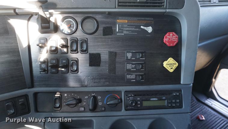 image for item DB0351 2006 Freightliner Columbia semi truck