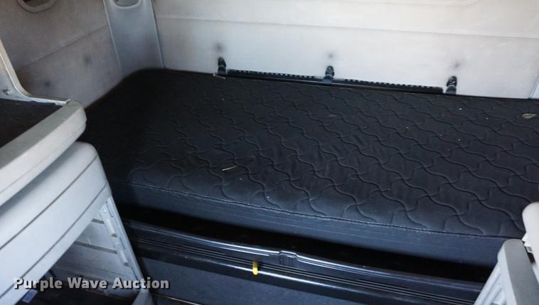 image for item DB0351 2006 Freightliner Columbia semi truck