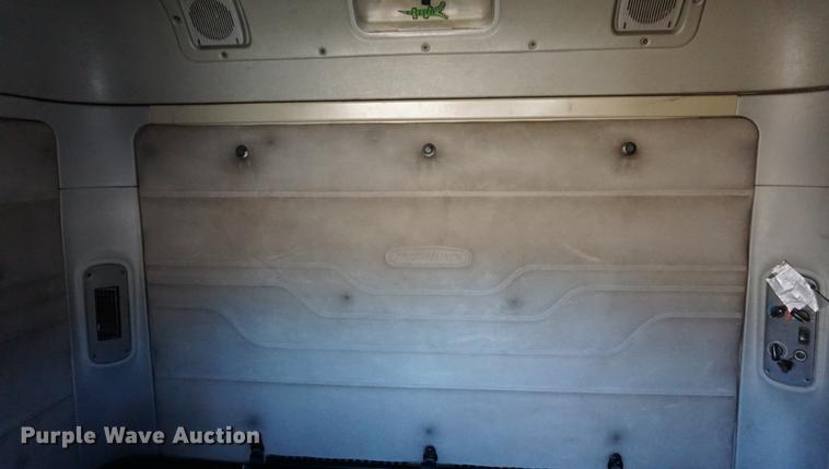 image for item DB0351 2006 Freightliner Columbia semi truck