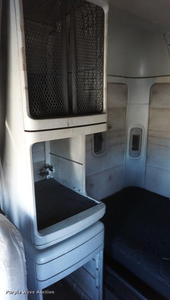 image for item DB0351 2006 Freightliner Columbia semi truck