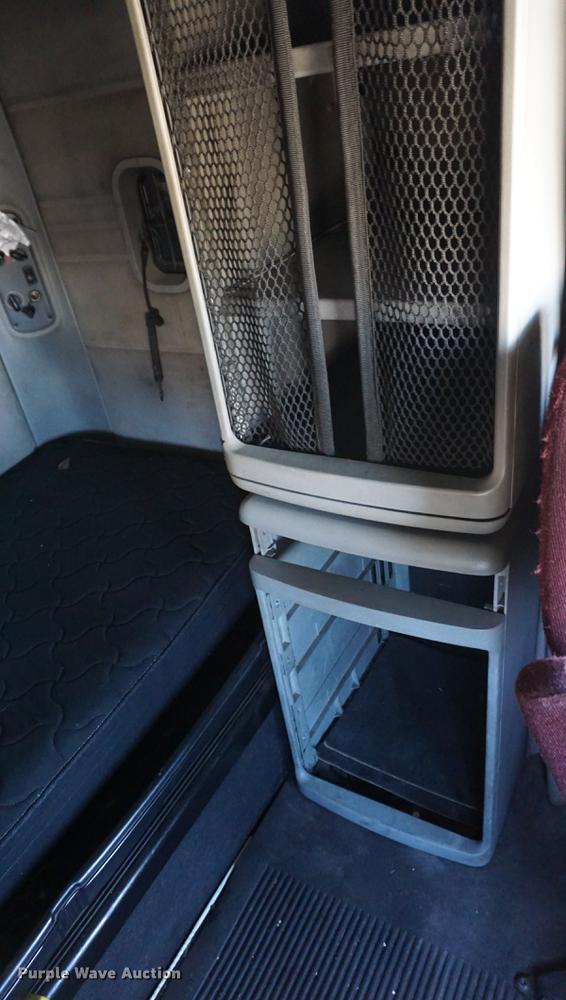 image for item DB0351 2006 Freightliner Columbia semi truck