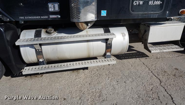 image for item DB0351 2006 Freightliner Columbia semi truck