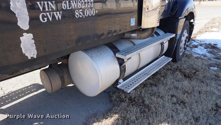 image for item DB0351 2006 Freightliner Columbia semi truck