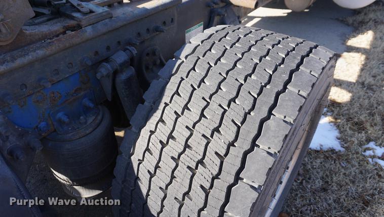 image for item DB0351 2006 Freightliner Columbia semi truck