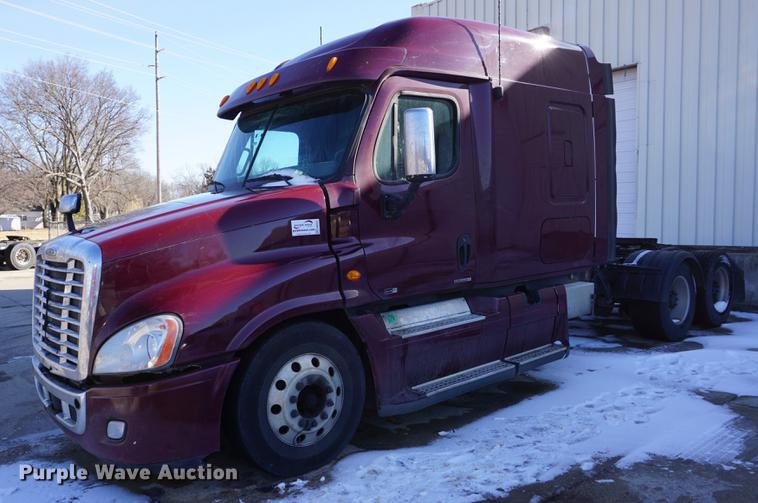 image for item DB0352 2012 Freightliner Cascadia semi truck