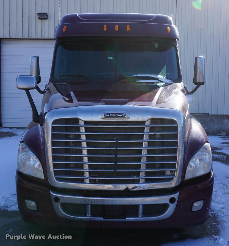 image for item DB0352 2012 Freightliner Cascadia semi truck