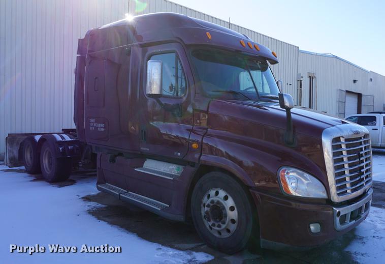 image for item DB0352 2012 Freightliner Cascadia semi truck