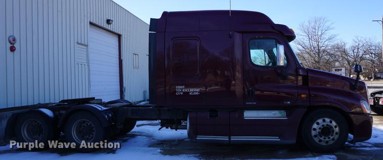 image for item DB0352 2012 Freightliner Cascadia semi truck