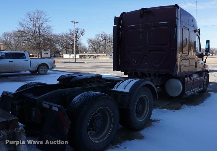 image for item DB0352 2012 Freightliner Cascadia semi truck