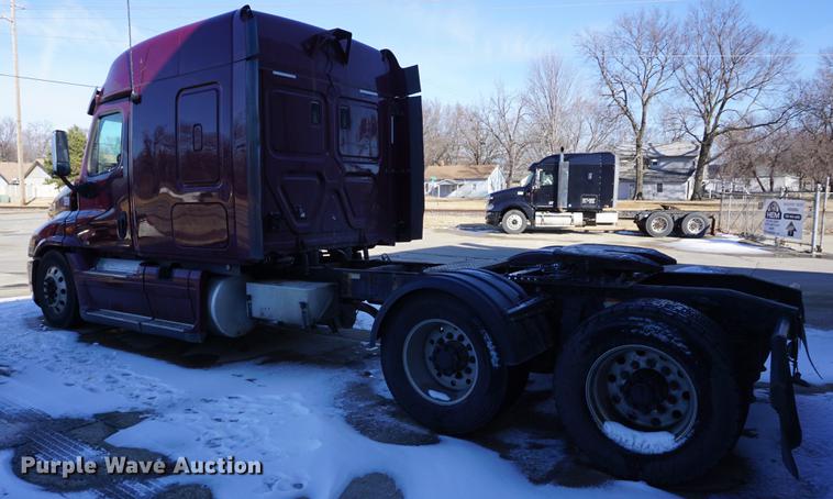 image for item DB0352 2012 Freightliner Cascadia semi truck