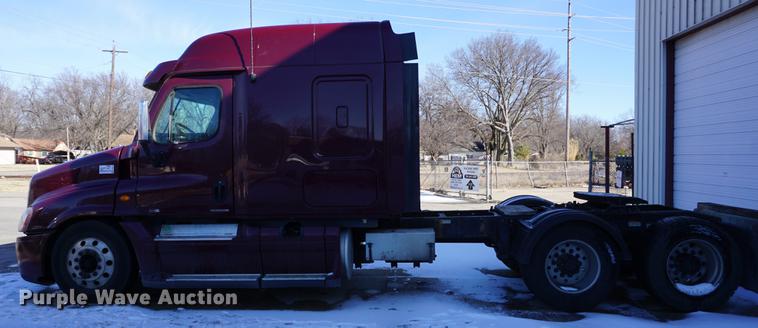 image for item DB0352 2012 Freightliner Cascadia semi truck