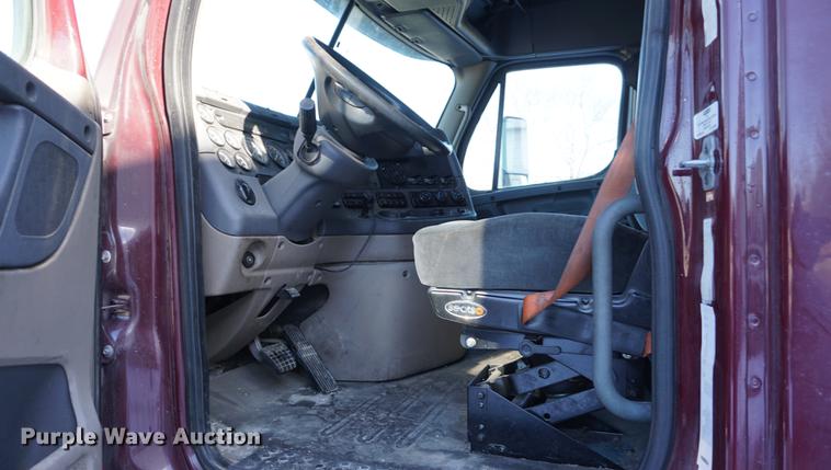 image for item DB0352 2012 Freightliner Cascadia semi truck