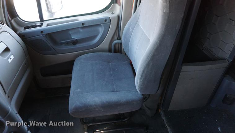 image for item DB0352 2012 Freightliner Cascadia semi truck