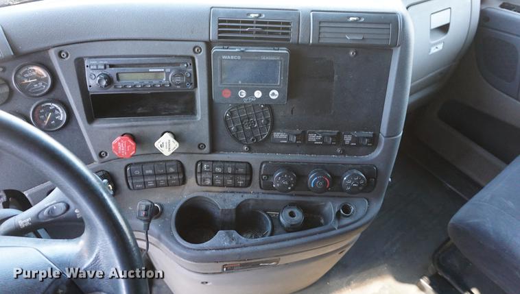 image for item DB0352 2012 Freightliner Cascadia semi truck