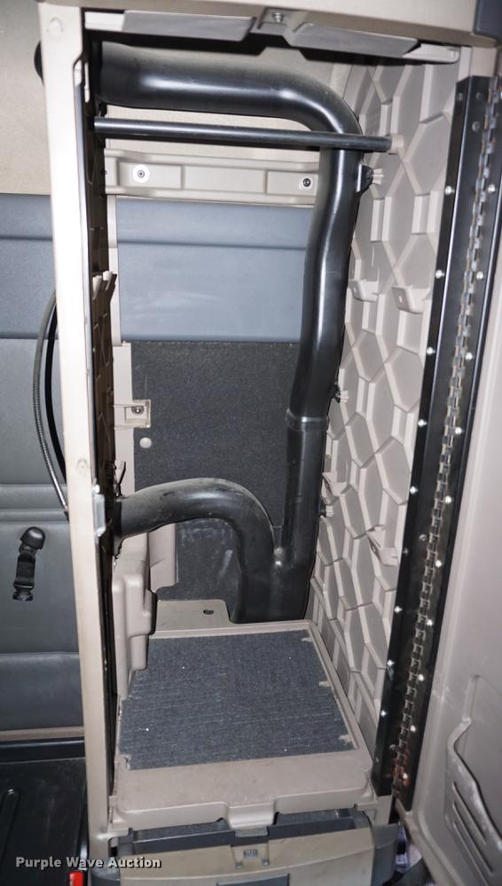 image for item DB0352 2012 Freightliner Cascadia semi truck