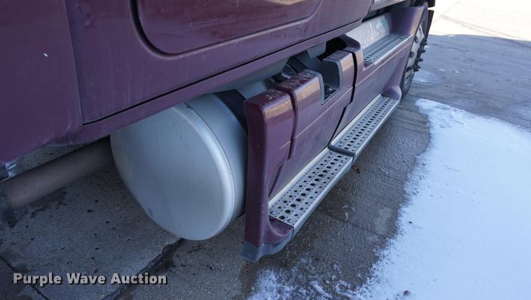 image for item DB0352 2012 Freightliner Cascadia semi truck