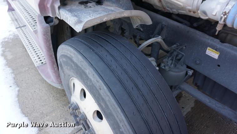 image for item DB0352 2012 Freightliner Cascadia semi truck