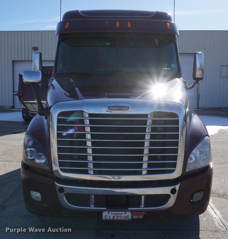 image for item DB0353 2011 Freightliner Cascadia semi truck