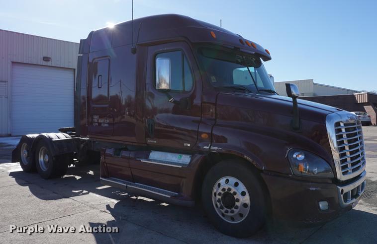 image for item DB0353 2011 Freightliner Cascadia semi truck