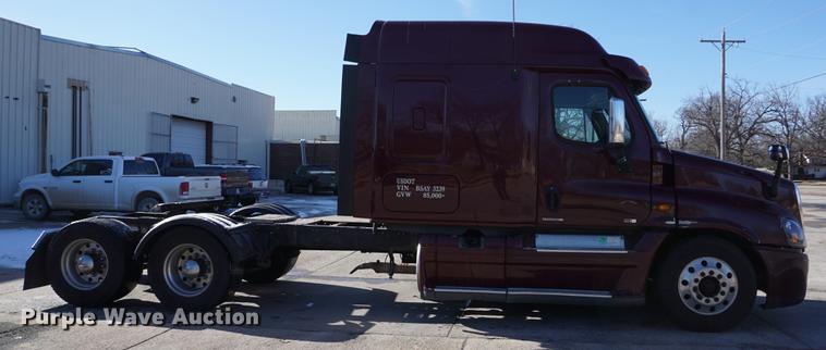 image for item DB0353 2011 Freightliner Cascadia semi truck