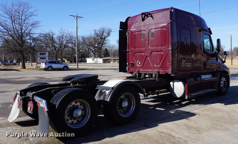image for item DB0353 2011 Freightliner Cascadia semi truck