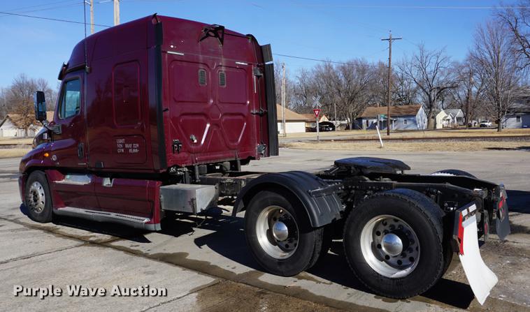 image for item DB0353 2011 Freightliner Cascadia semi truck