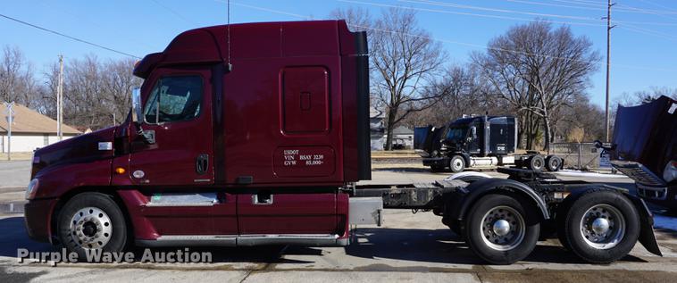 image for item DB0353 2011 Freightliner Cascadia semi truck