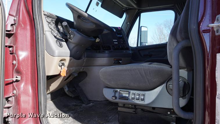 image for item DB0353 2011 Freightliner Cascadia semi truck