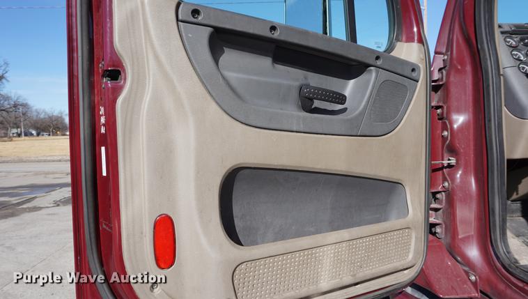 image for item DB0353 2011 Freightliner Cascadia semi truck