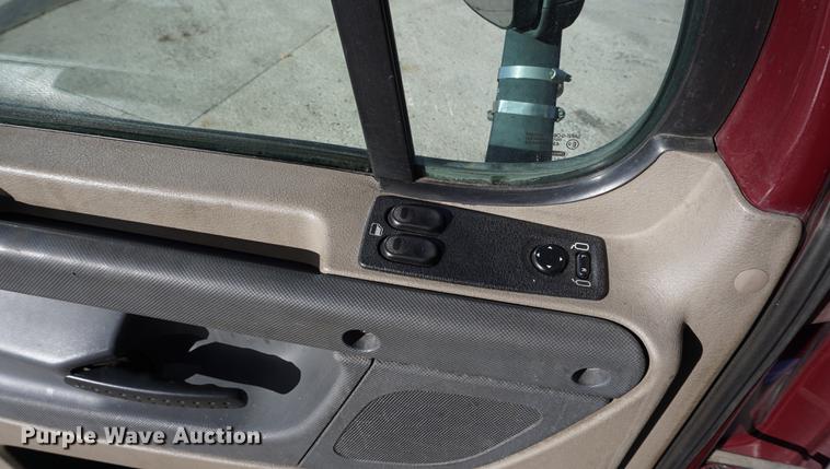 image for item DB0353 2011 Freightliner Cascadia semi truck