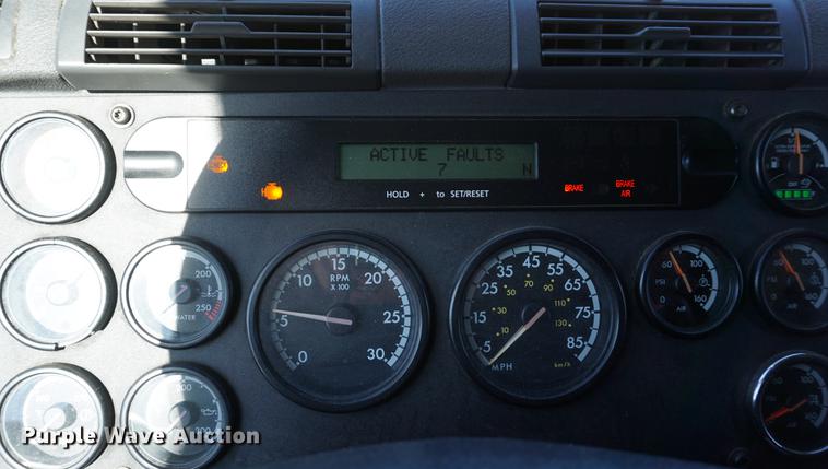 image for item DB0353 2011 Freightliner Cascadia semi truck