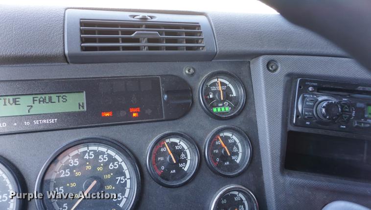 image for item DB0353 2011 Freightliner Cascadia semi truck