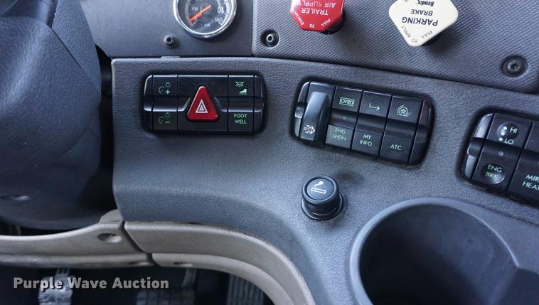 image for item DB0353 2011 Freightliner Cascadia semi truck