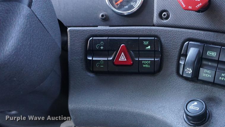 image for item DB0353 2011 Freightliner Cascadia semi truck