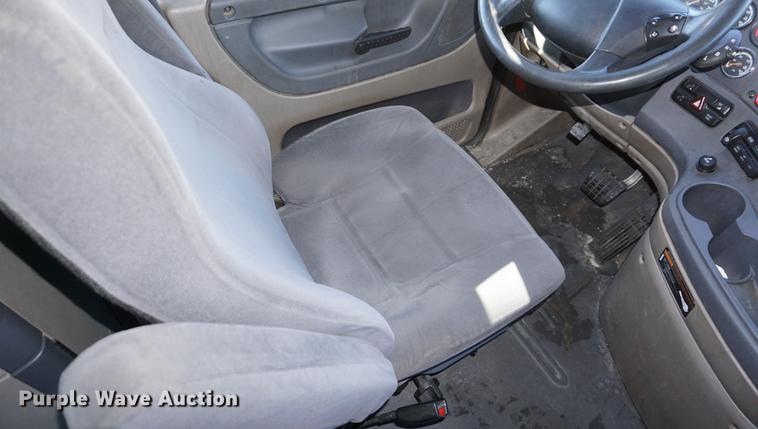 image for item DB0353 2011 Freightliner Cascadia semi truck