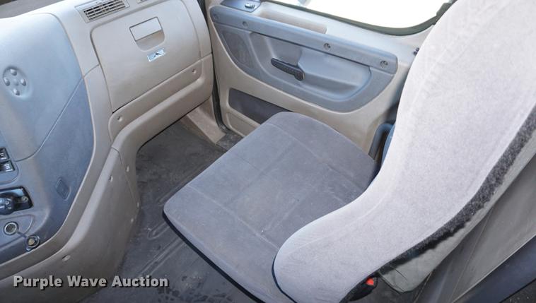 image for item DB0353 2011 Freightliner Cascadia semi truck