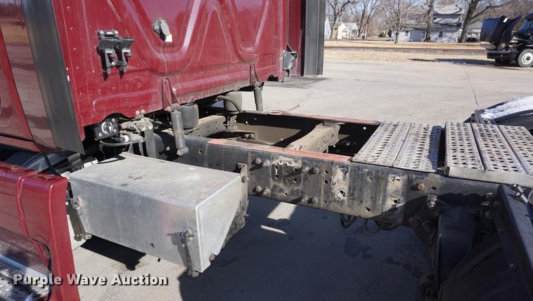 image for item DB0353 2011 Freightliner Cascadia semi truck