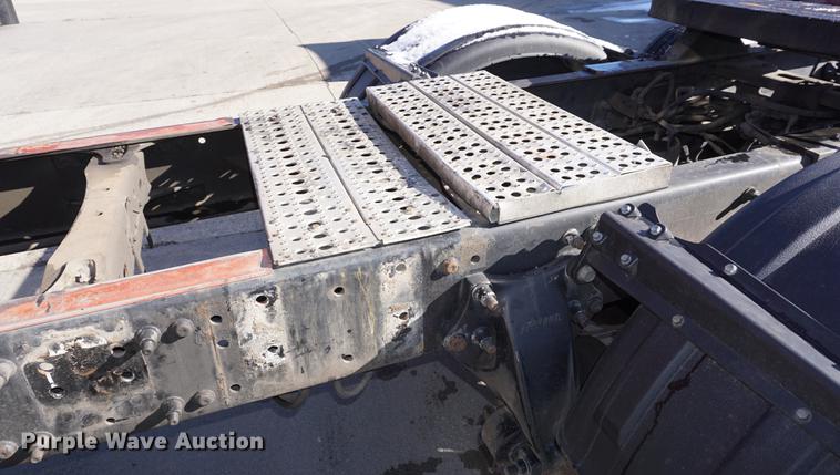 image for item DB0353 2011 Freightliner Cascadia semi truck